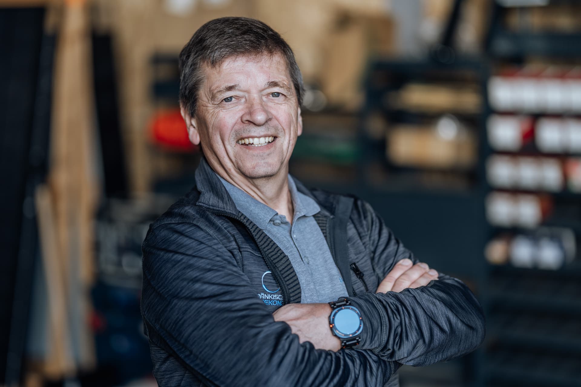 Erfahrener Mitarbeiter der FEK GmbH in der Werkstatt