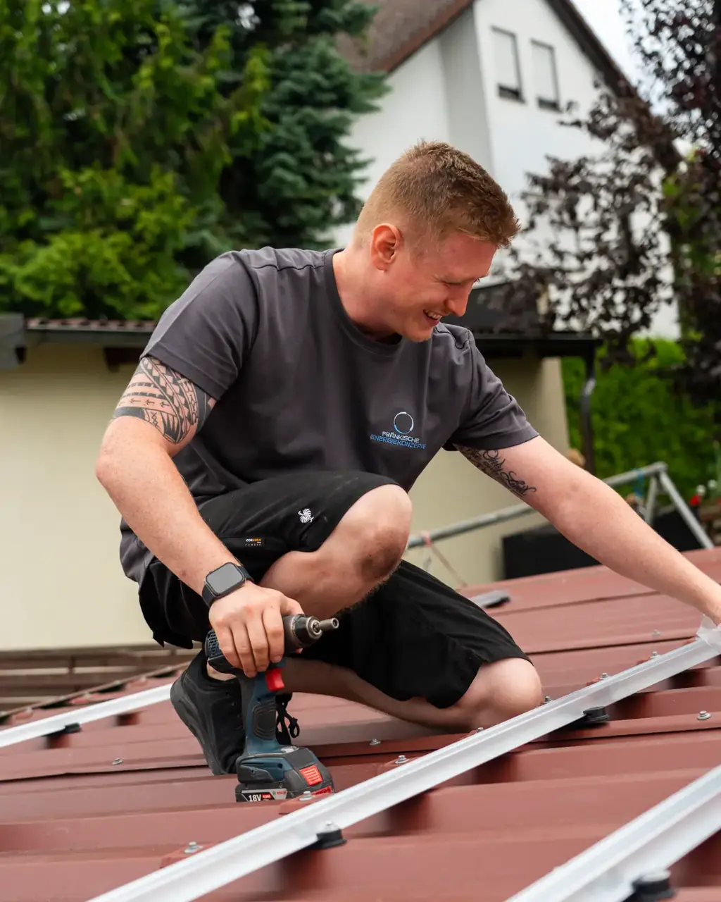 Wohnhausdach mit Photovoltaikmodulen