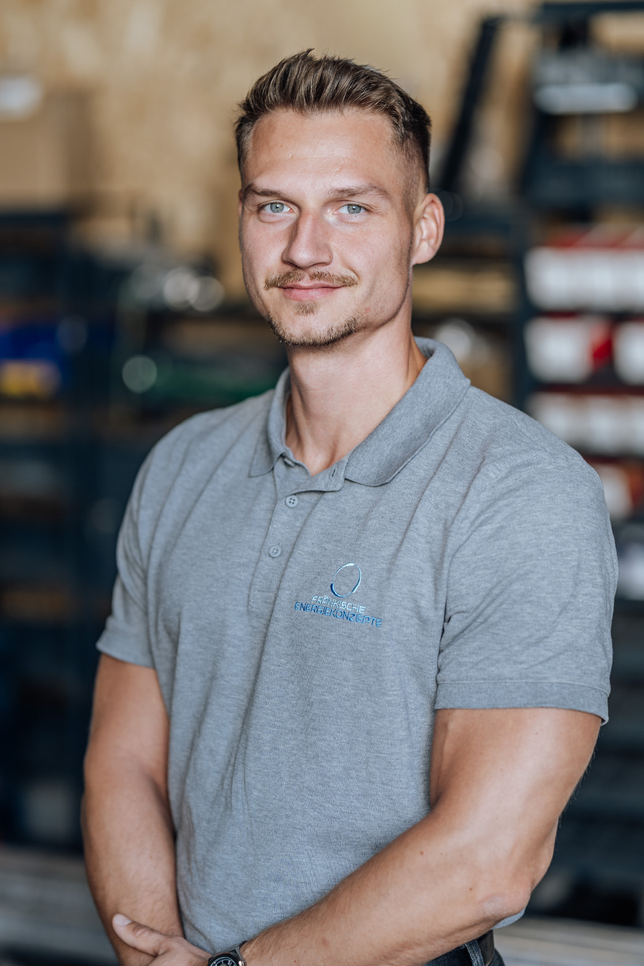 Monteur der FEK GmbH im Poloshirt