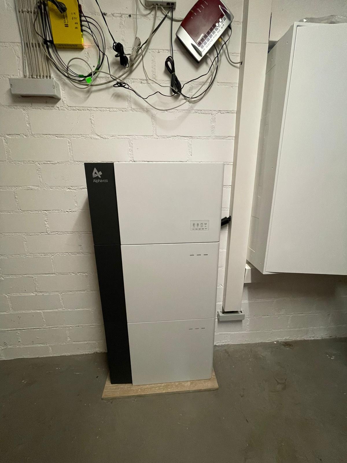 AlphaESS Batteriespeicherturm im Untergeschoss