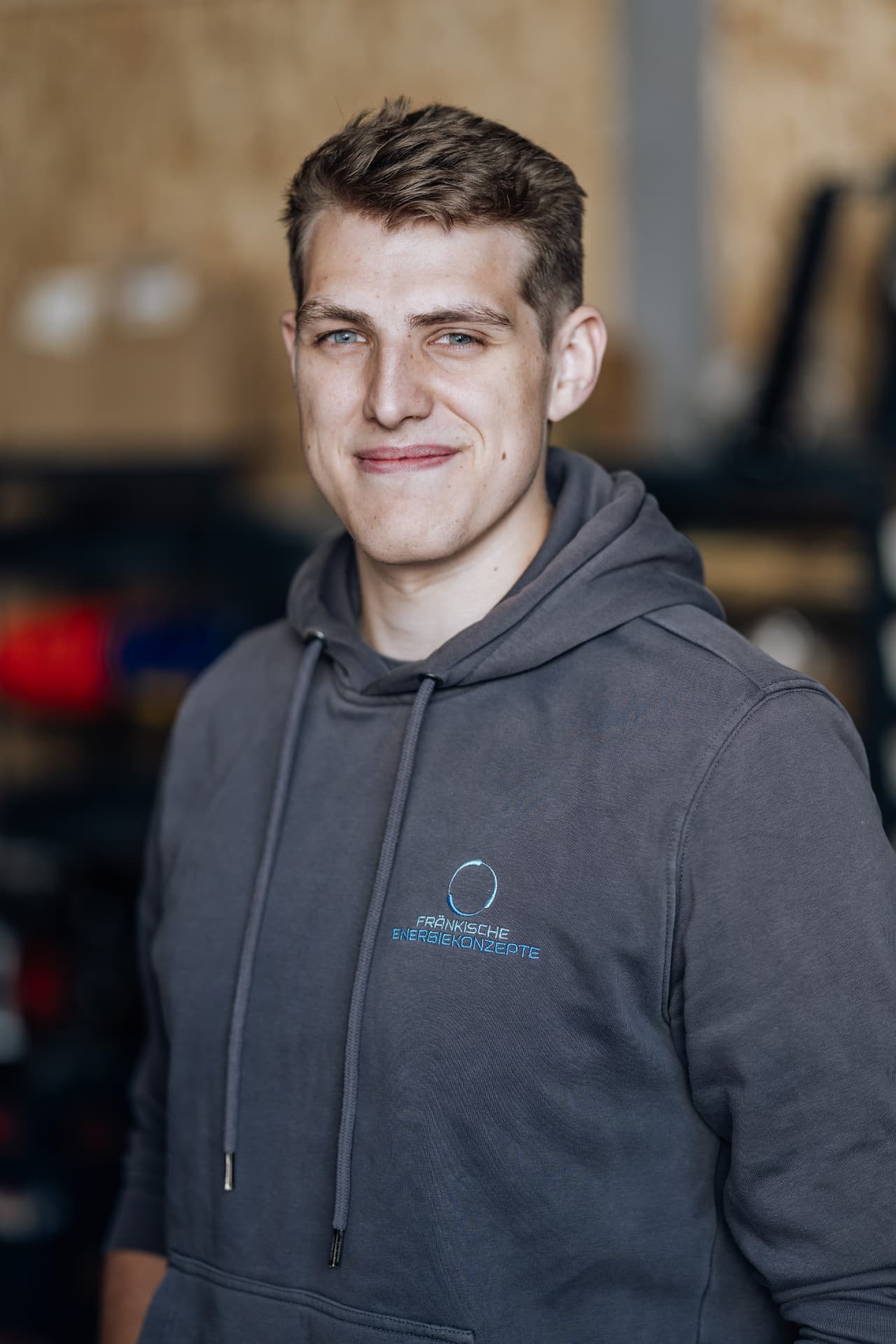 Mitarbeiter der FEK GmbH im Hoodie