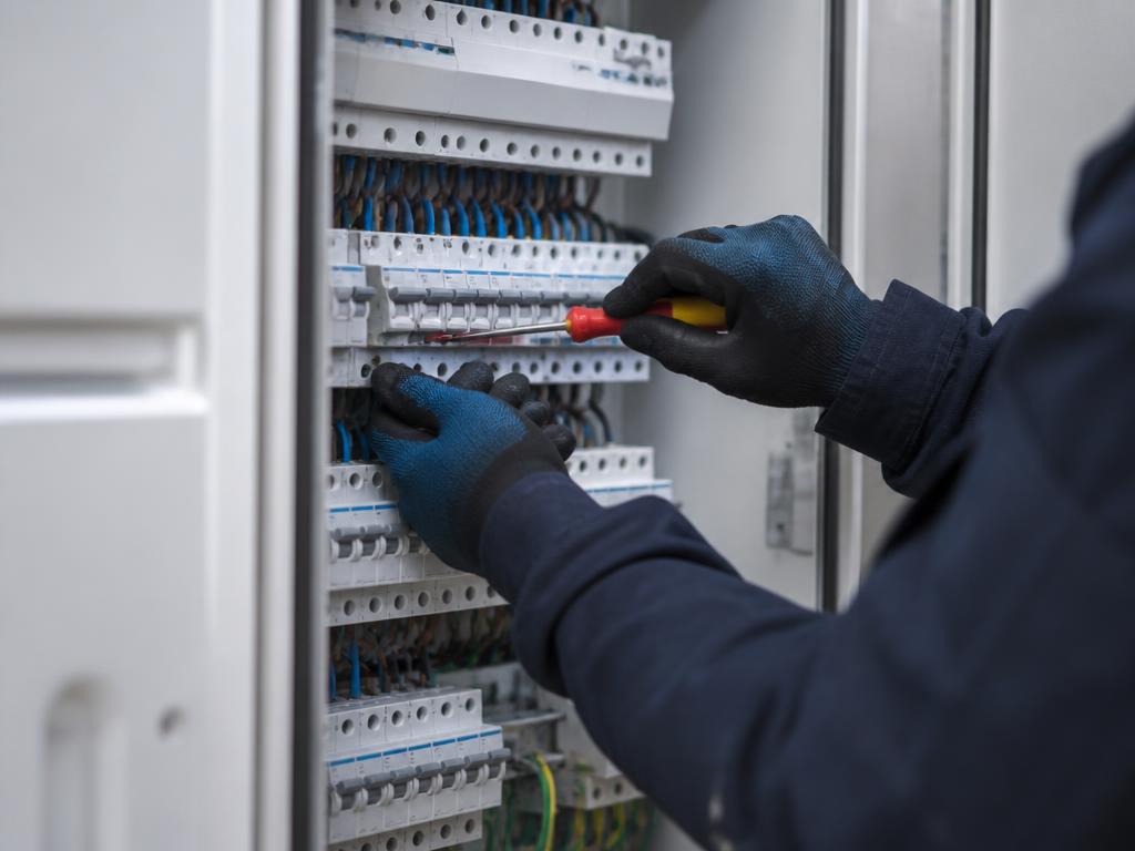 Elektriker der FEK GmbH bei der Arbeit an einer modernen Elektroverteilung