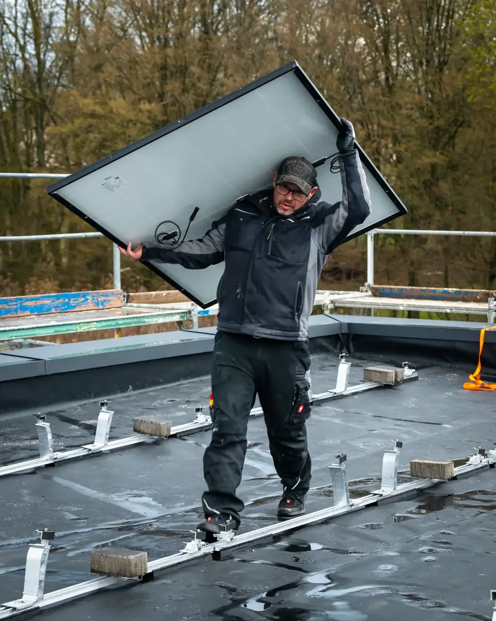 Großflächige Photovoltaikanlage auf einem Gewerbe-Flachdach