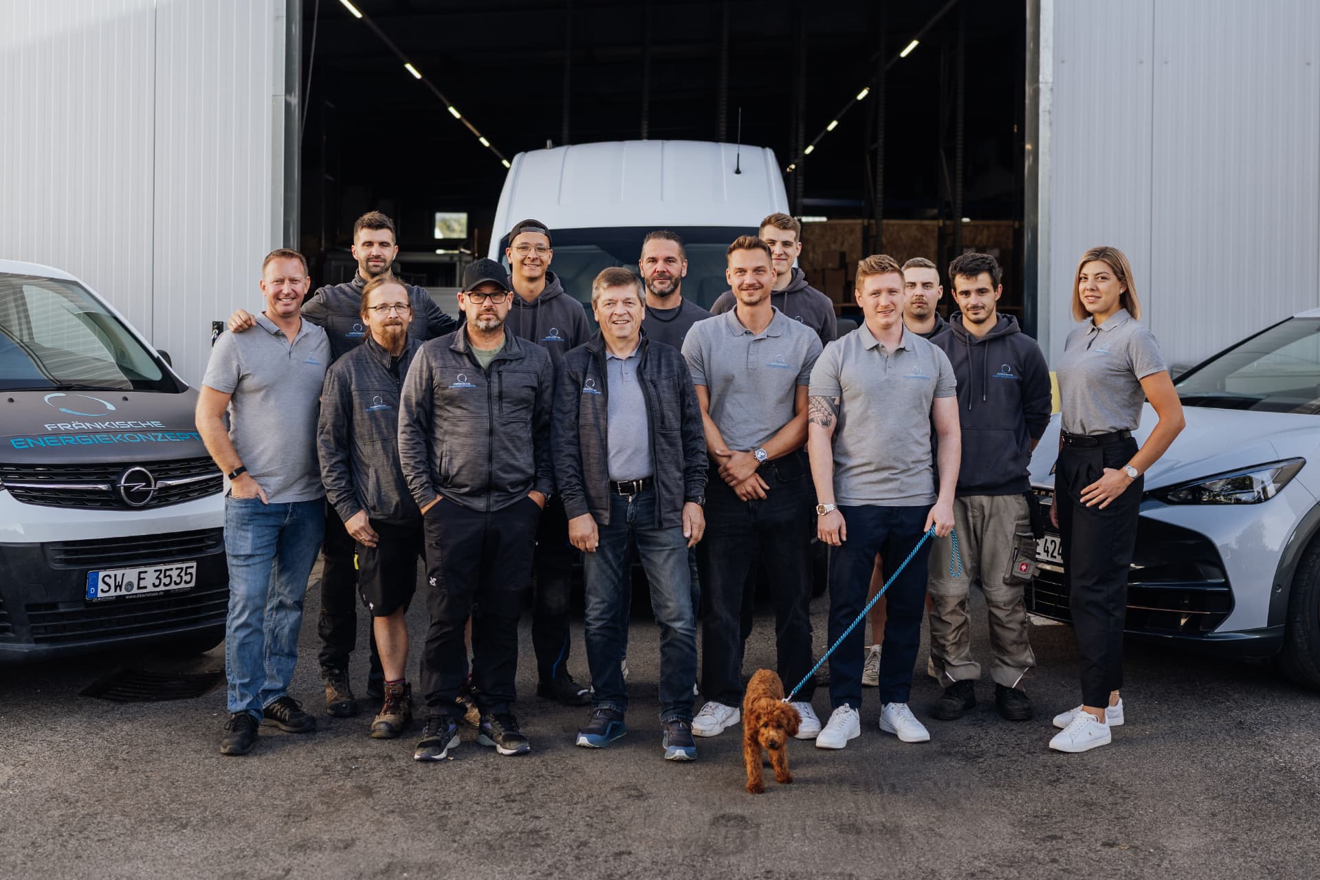 Team der FEK GmbH vor der Halle in Schweinfurt