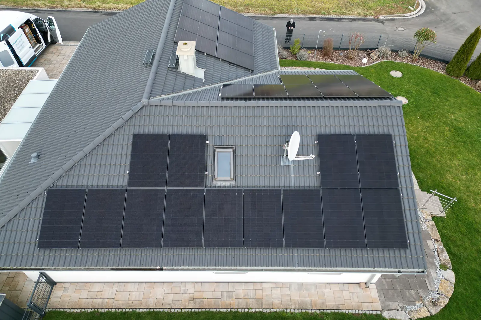 12,47 kWp Photovoltaikanlage mit bifazialen 430-W-Modulen auf Walmdach