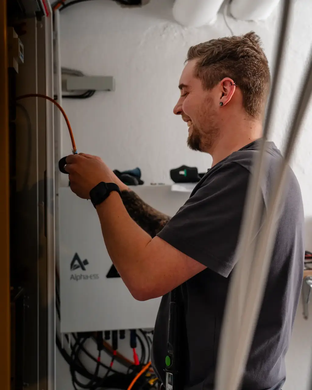 FEK Elektriker beim Anschluss eines Stromspeichers zur Anlagenerweiterung