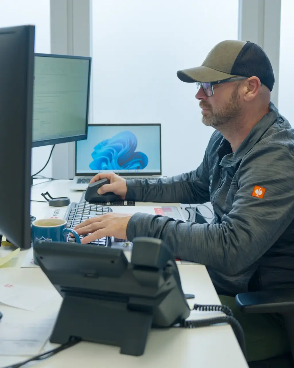 FEK-Mitarbeiter bei der sorgfältigen Planung einer Energieanlage im Büro