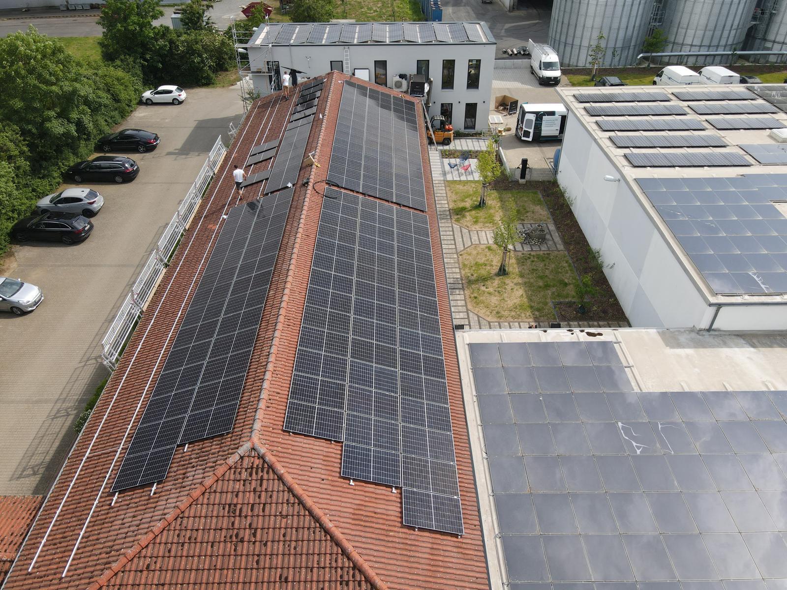100 kWp Gewerbephotovoltaikanlage mit Aufbausystem auf Flachdach und angrenzender Dachfläche