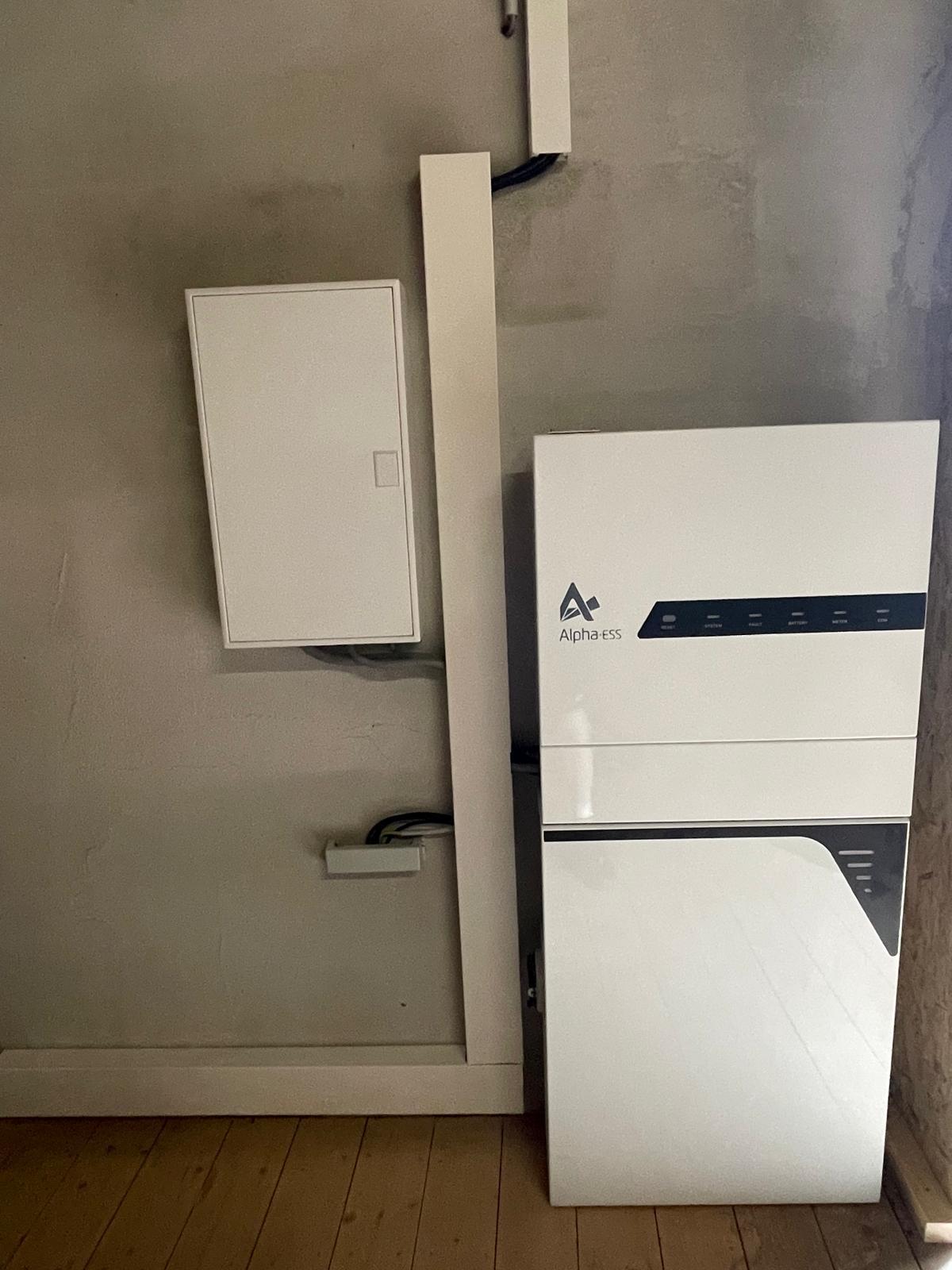 AlphaESS Batteriespeichersystem mit Statusanzeige im Technikraum