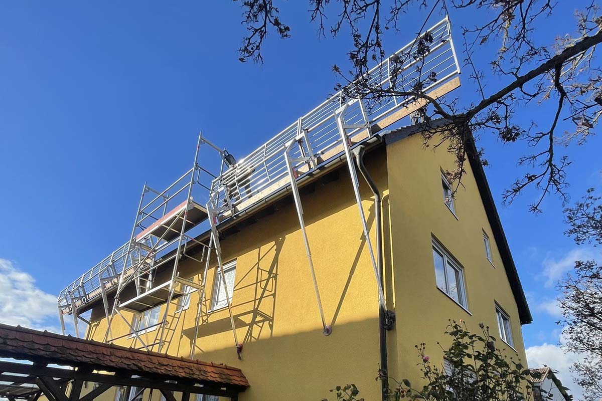 11,18 kWp Photovoltaikanlage mit Trina Glas/Glas 435-W-Modulen auf einem gelben Wohnhaus