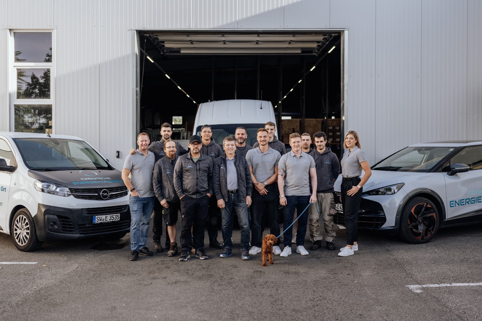 Gesamtes FEK-Team mit allen Mitarbeitern vor der Firmenhalle in Schweinfurt