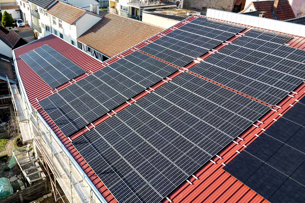 59,16 kWp Photovoltaikanlage mit Trina Glas/Glas 435-W-Modulen auf großem Dach