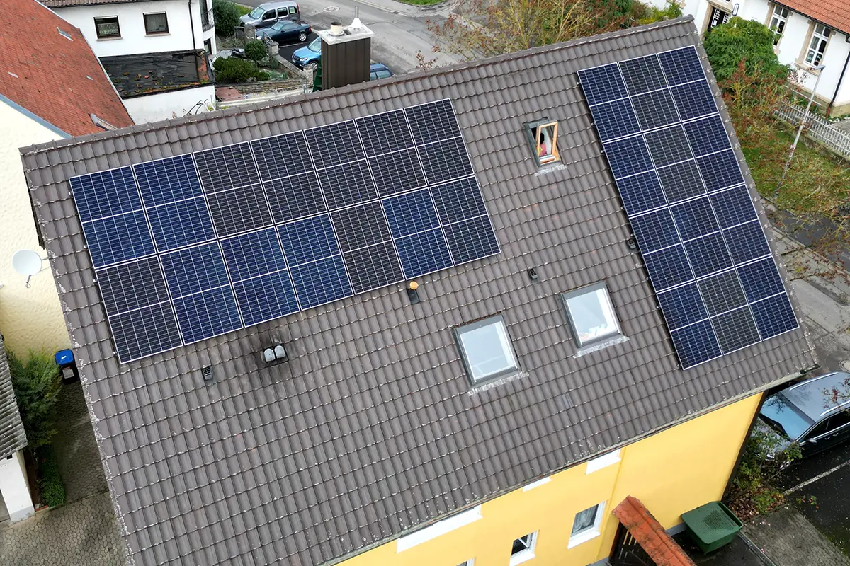 Luftaufnahme der 11,18 kWp Anlage mit Trina Glas/Glas 435-W-Modulen