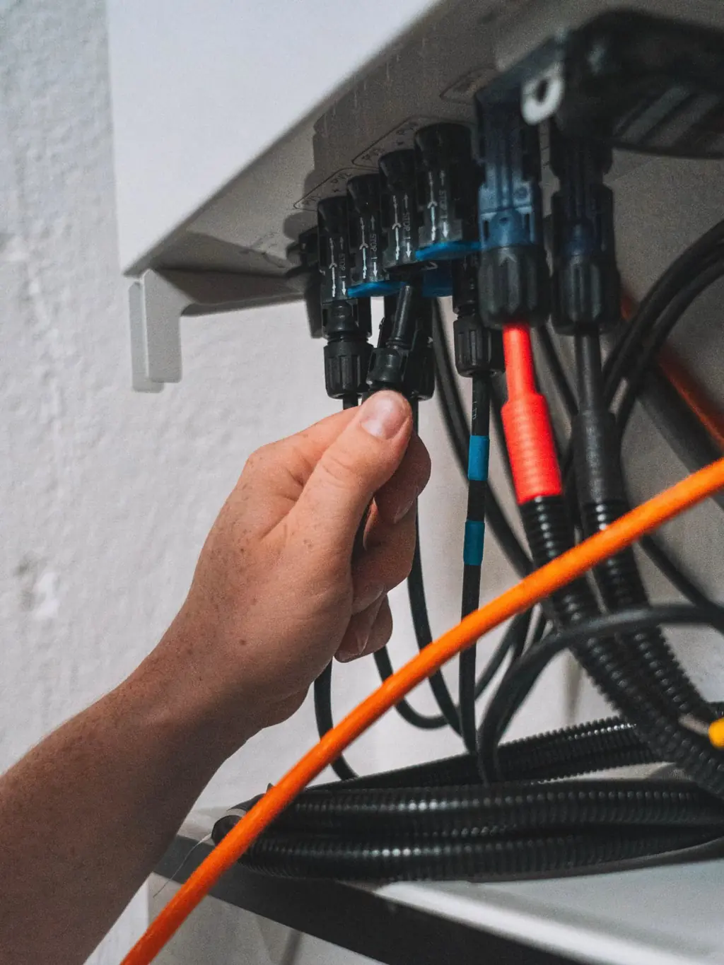 FEK-Techniker prüft die DC-Steckverbinder einer Photovoltaikanlage bei der Wartung
